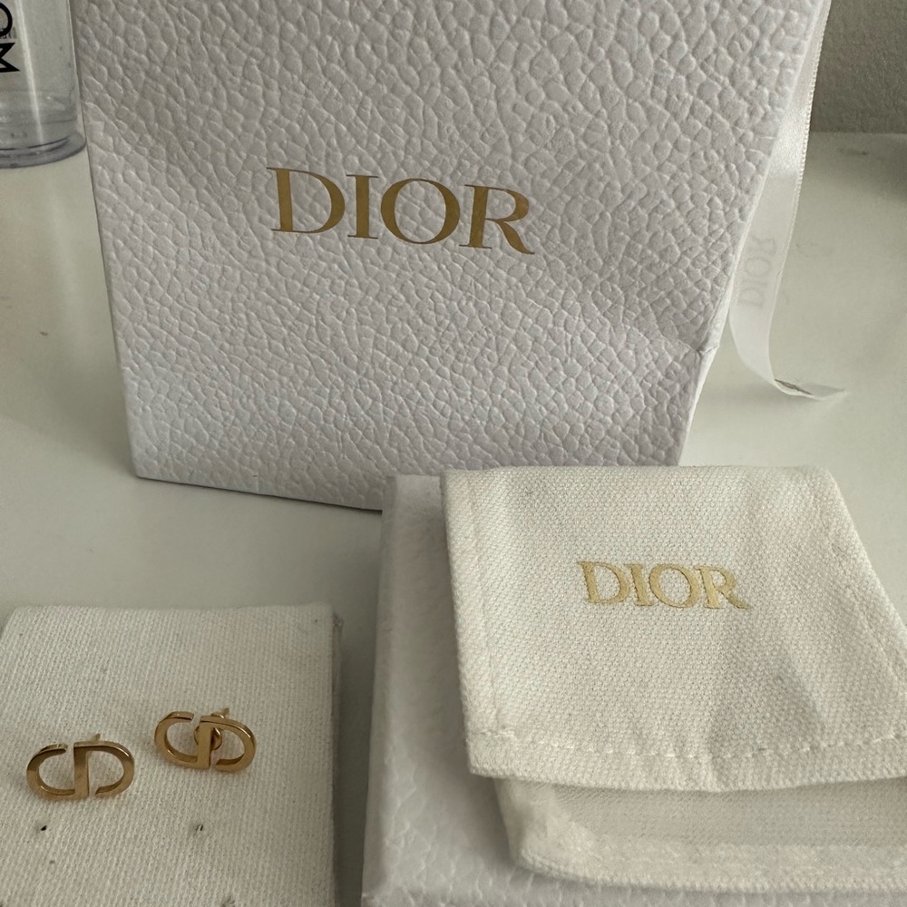 Used PETIT CD STUD EARRINGS
Gold finish metal